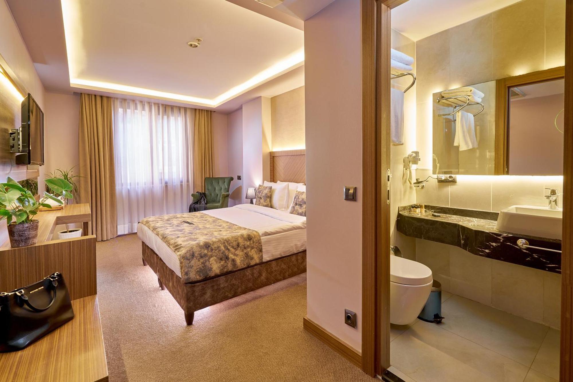 Deluxe Room,1543591603:JPEG
